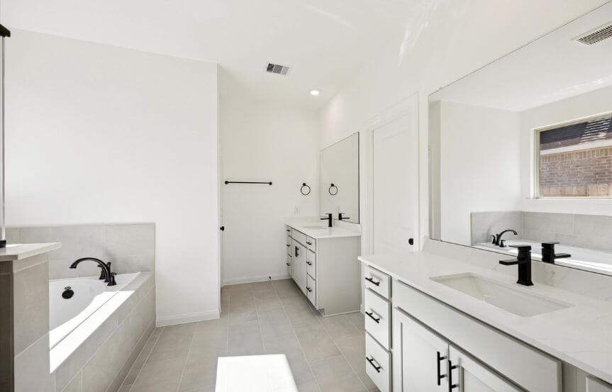 50 BR 7722 Clover Gully Primary Bath 2 (1)