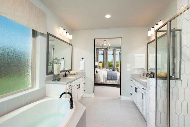 Perry Homes master bath in Elyson