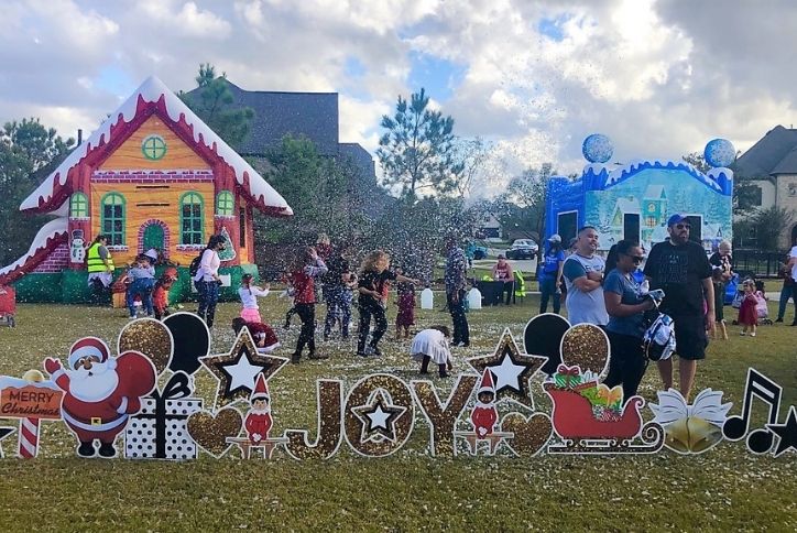 Lawn Decor for Christmas in Elyson Community