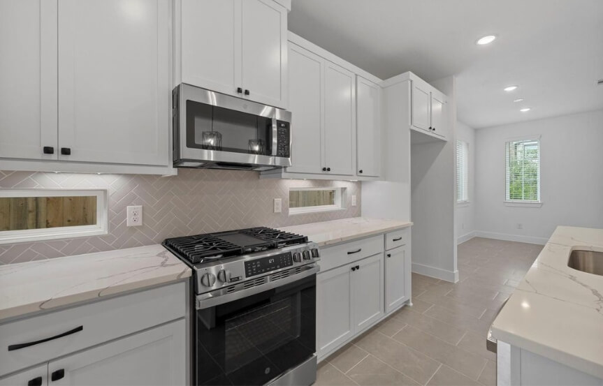 CC 7623 Meadow Mouse Ln Kitchen 2