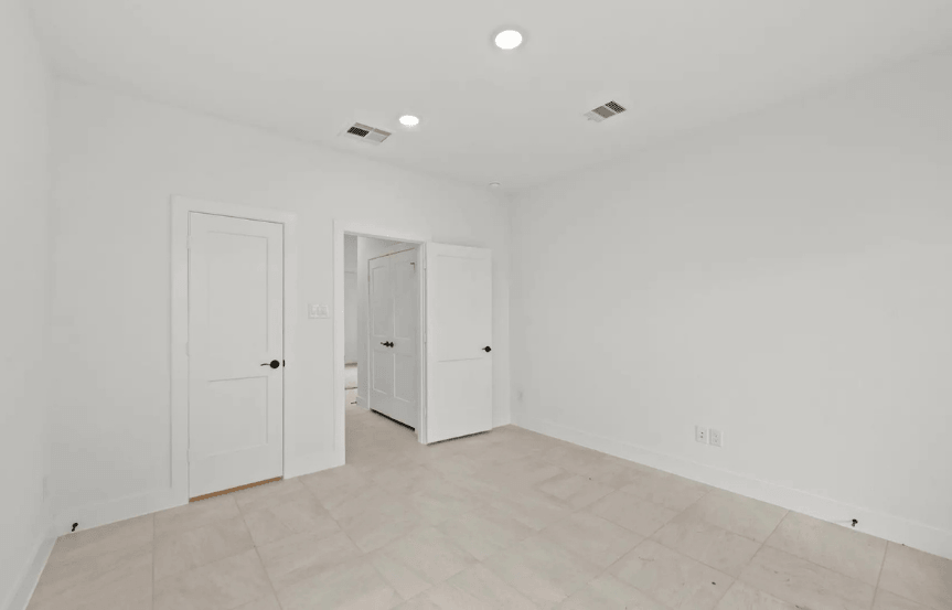 CC . 24023 Breezy Bank Trl . Downstairs Back Entry