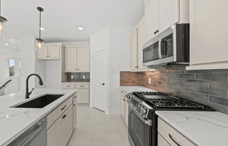 CC . 24023 Breezy Bank Trl . Kitchen 4